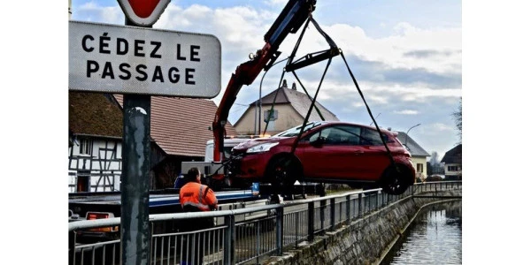 le-vehicule-a-ete-sorti-de-l-eau-en-presence-du-proprietaire-photo-willy-plozner-1580065324